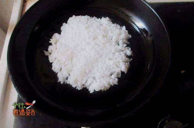 鸡蛋米饼,平底锅预热抹油,倒入米饭