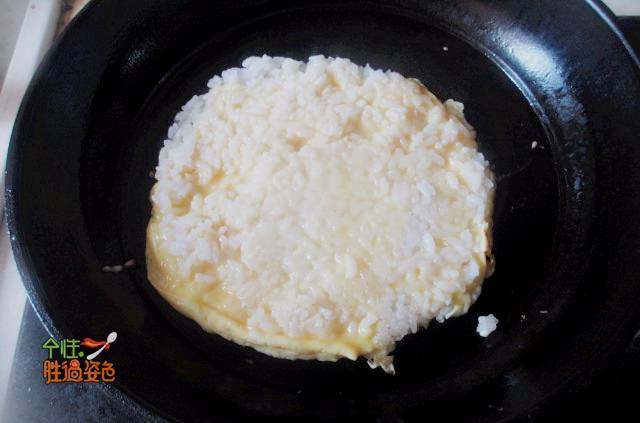 鸡蛋米饼,等米饭煎至定型,倒入鸡蛋液