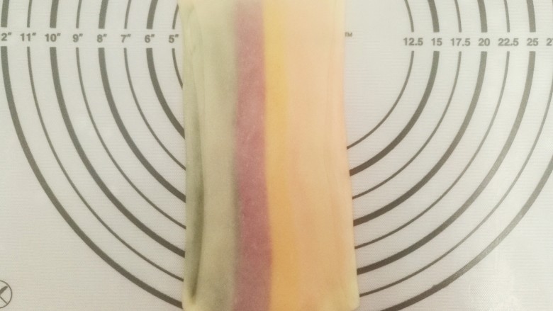 零色素彩虹蛋黄酥,将包好的面团擀长,卷起,盖保鲜膜松弛10分钟