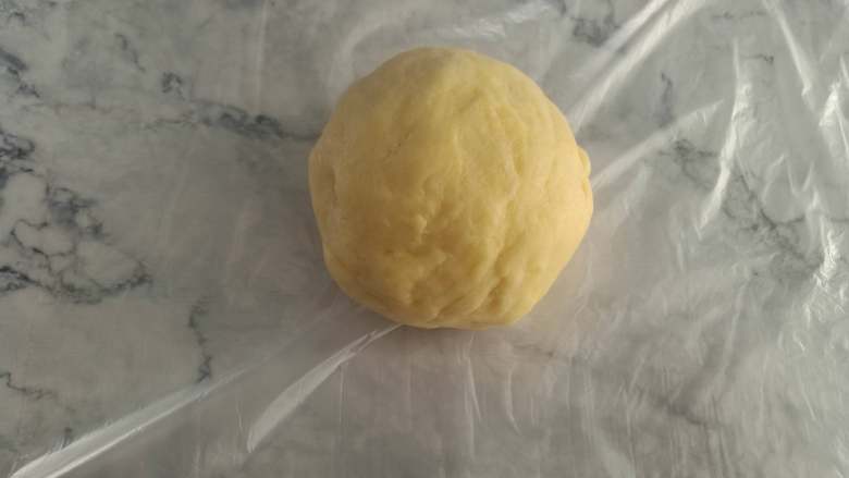 巧克力爆浆恐龙蛋,揉至黄油完全被吸收,面团大致光滑(面团比较粘,一定要戴上一次性手套哦)