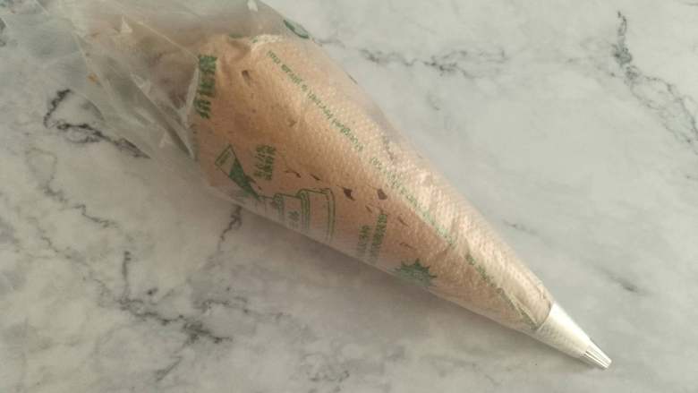 巧克力爆浆恐龙蛋,装入裱花袋(裱花嘴可用小圆嘴或者泡芙专用裱花嘴)