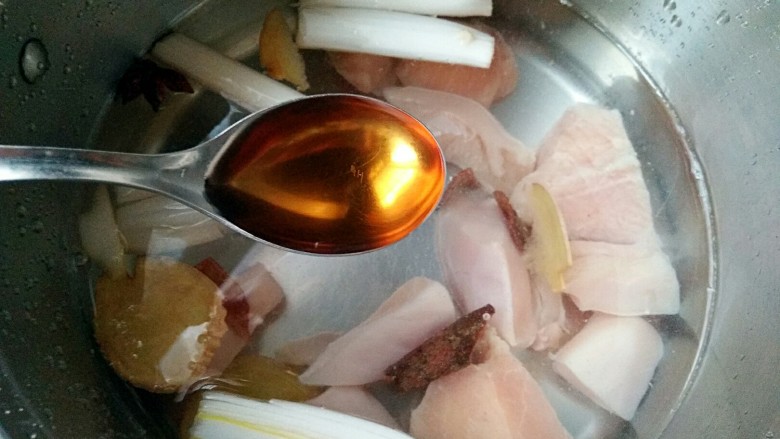肉松,将鸡胸肉和调料凉水下锅,加<a style='color:red;display:inline-block;' href='/shicai/ 718'>料酒</a>大火煮开后转中火煮20分钟。