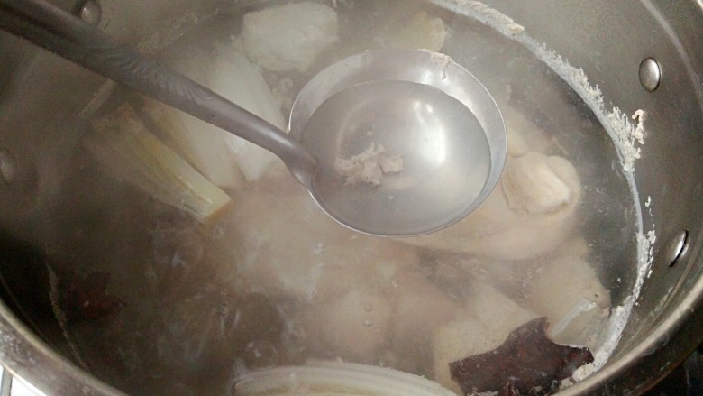 肉松,用勺子撇去浮沫,剩下煮鸡胸肉的汤还能当高汤用或者煮面,不要浪费哦!