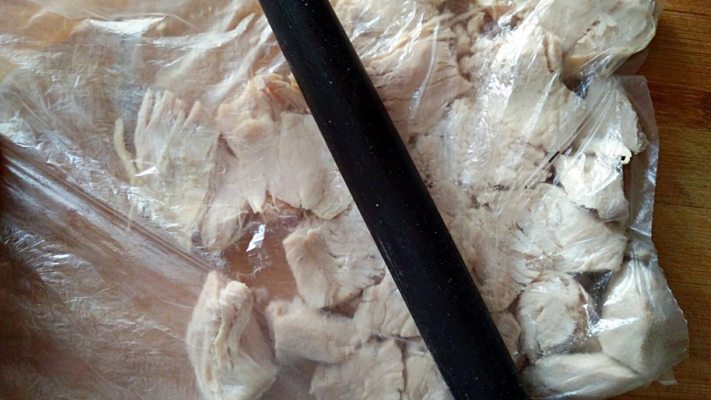 肉松,将鸡胸肉晾凉后装进保鲜袋中,用擀面杖排散。