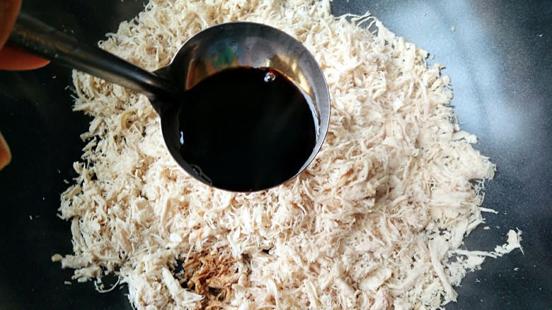 肉松,待鸡肉微微发黄时加入20克<a style='color:red;display:inline-block;' href='/shicai/ 135354'>味极鲜酱油</a>,小火翻炒均匀。