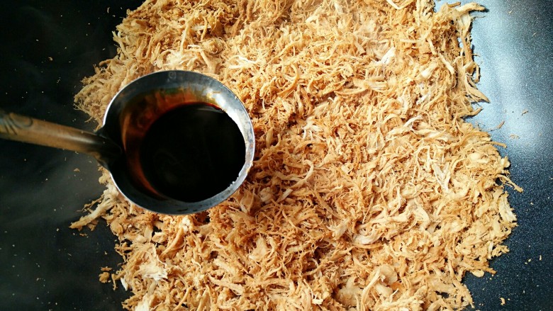 肉松,再加入10克<a style='color:red;display:inline-block;' href='/shicai/ 135060'>黄豆酱油</a>,小火翻炒均匀。