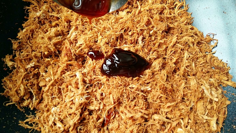 肉松,看肉松颜色均匀后再加入10克<a style='color:red;display:inline-block;' href='/shicai/ 721'>蚝油</a>,小火翻炒均匀。