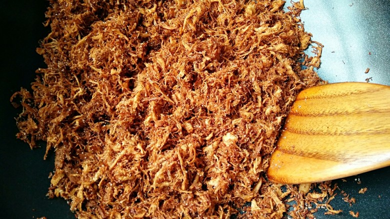 肉松,小火翻炒均匀即可。(喜欢不同口味的可以加入芝麻,海苔或者一点点辣椒粉什么的)