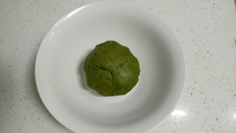 动物象形饼干,活成面团,揉均匀。