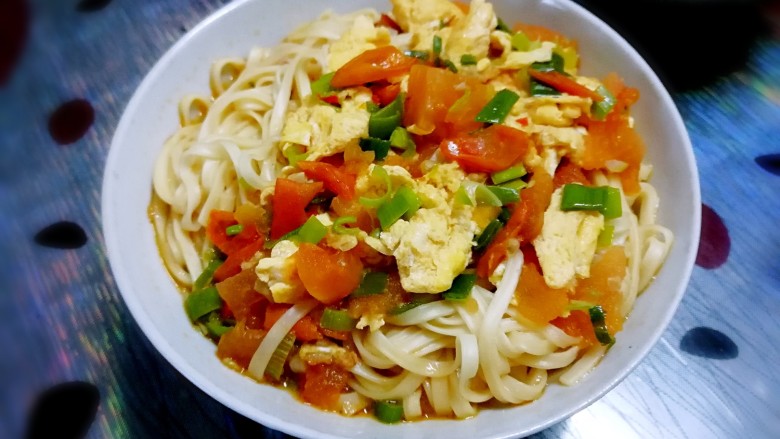西红柿鸡蛋面,加点葱花，装碗，食用