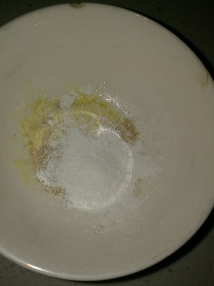 炸油条,酵母和泡发粉放碗里加温水,稍微有点温就可以,水不能太热了