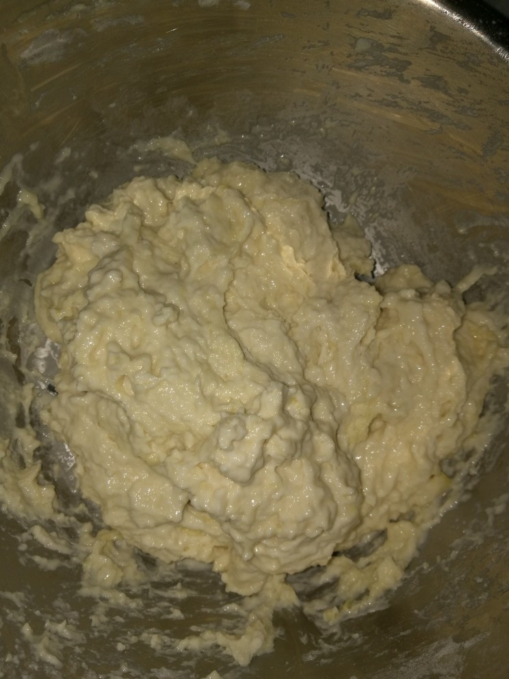 炸油条,加水和成很软的面糊,要像婴儿的耳垂一样软。不要用手揉面,和匀就行。