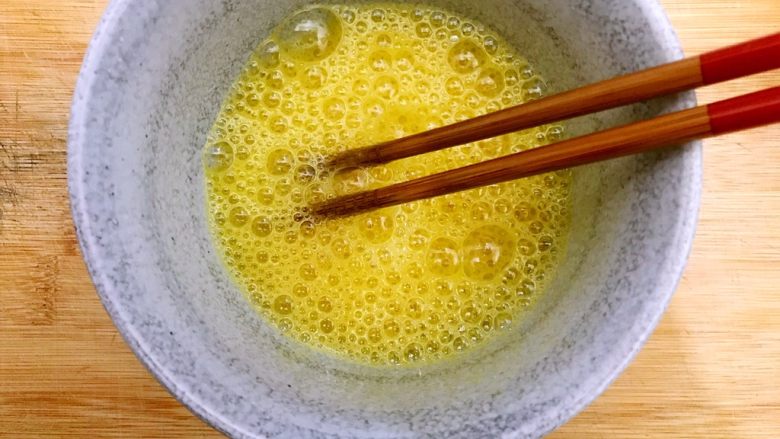 做饼～黑芝麻火腿肠芝士鸡蛋饼,搅拌均匀