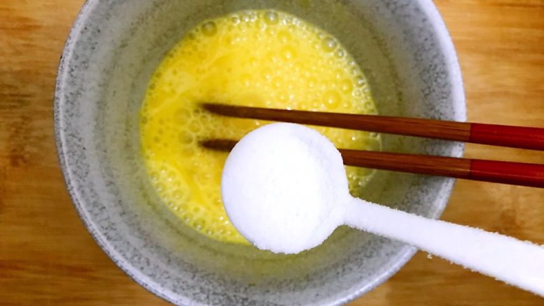做饼~黑芝麻火腿肠芝士鸡蛋饼,<a style='color:red;display:inline-block;' href='/shicai/ 9'>鸡蛋</a>磕入碗内,打散,加一小勺细盐