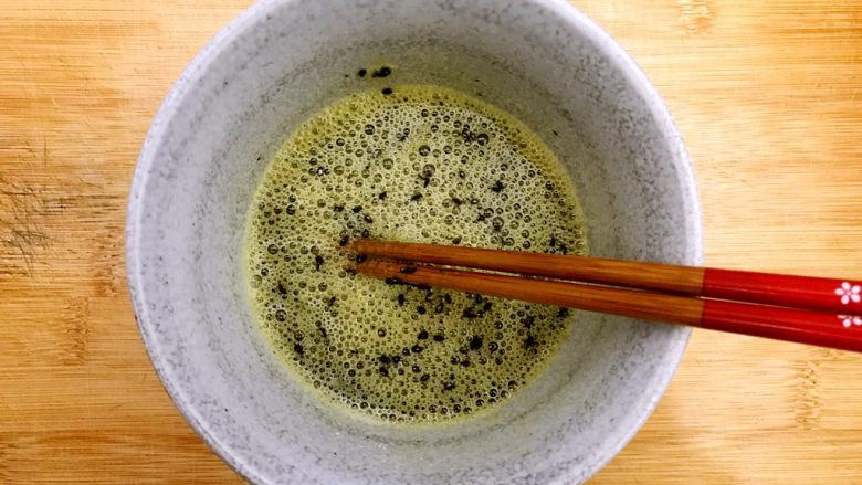 做饼～黑芝麻火腿肠芝士鸡蛋饼,再次搅拌均匀，备用