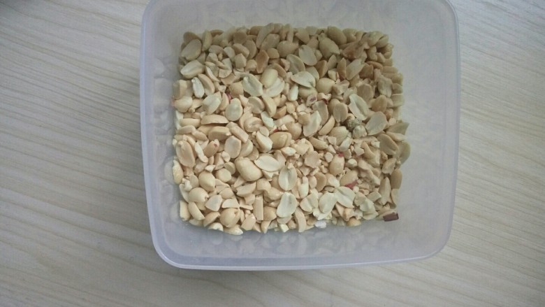 自制牛轧糖,去皮的熟花生碾碎,留点颗粒,那样吃起来口感会更好