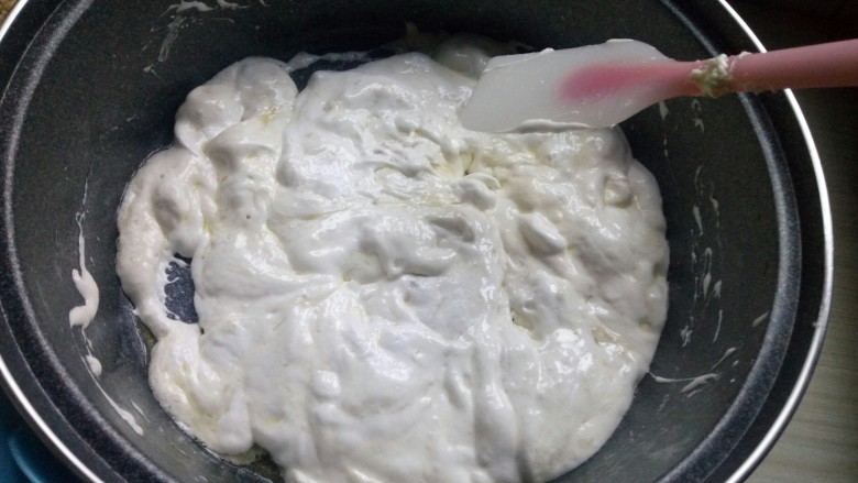 自制牛轧糖,慢慢翻拌棉花糖,直到与黄油慢慢融合并融化