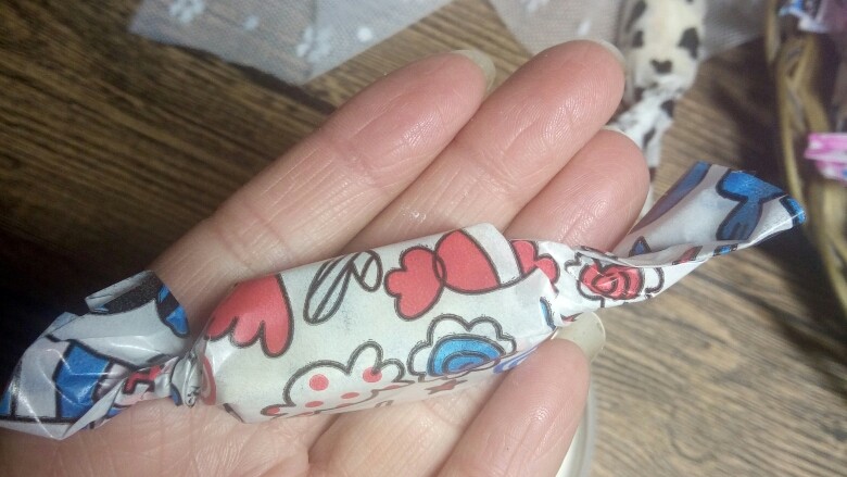 自制牛轧糖,糖裹上一片糯米纸后,再包上糖纸