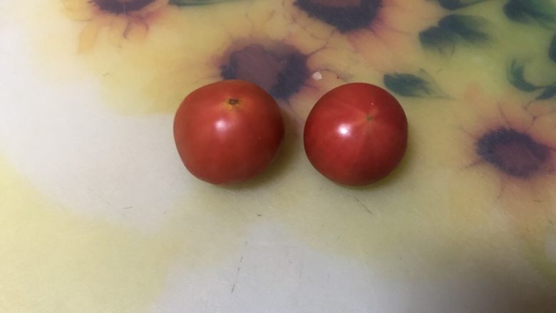 轻食系列-缤纷蛋薯丝塔(水波蛋➕牛油果➕土豆丝饼),<a style='color:red;display:inline-block;' href='/shicai/ 3551'>西红柿</a>洗干净备用