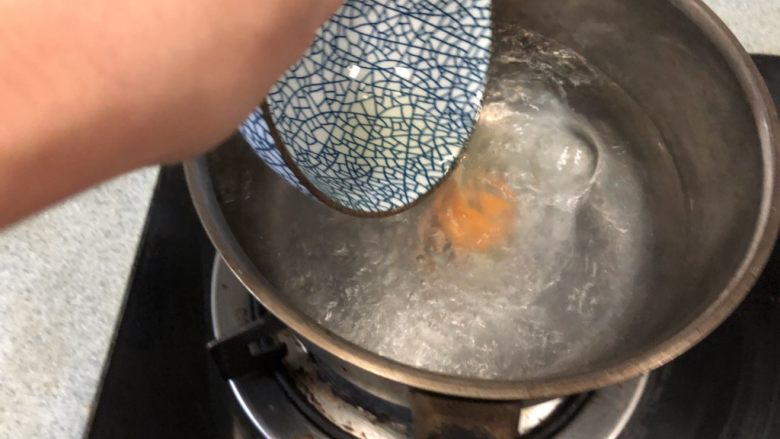 轻食系列-缤纷蛋薯丝塔(水波蛋➕牛油果➕土豆丝饼),慢慢的倒入鸡蛋。(注意不要随意搅动鸡蛋,让水温保持80-90度)大致一分半到两分钟鸡蛋便可出锅!