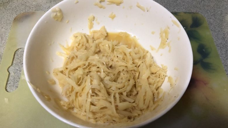 轻食系列-缤纷蛋薯丝塔(水波蛋➕牛油果➕土豆丝饼),迅速与土豆丝搅拌。