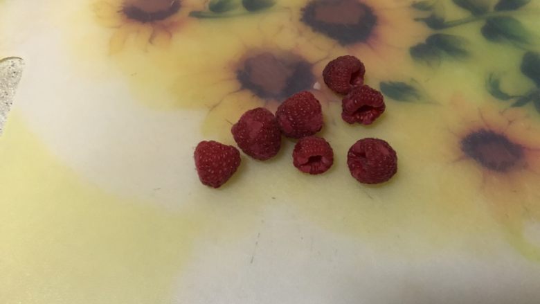 轻食系列-缤纷蛋薯丝塔(水波蛋➕牛油果➕土豆丝饼),<a style='color:red;display:inline-block;' href='/shicai/ 2362'>树莓</a>清洗干净备用