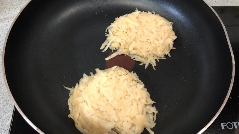 轻食系列-缤纷蛋薯丝塔(水波蛋➕牛油果➕土豆丝饼),把土豆丝用手团成饼状放入锅内!