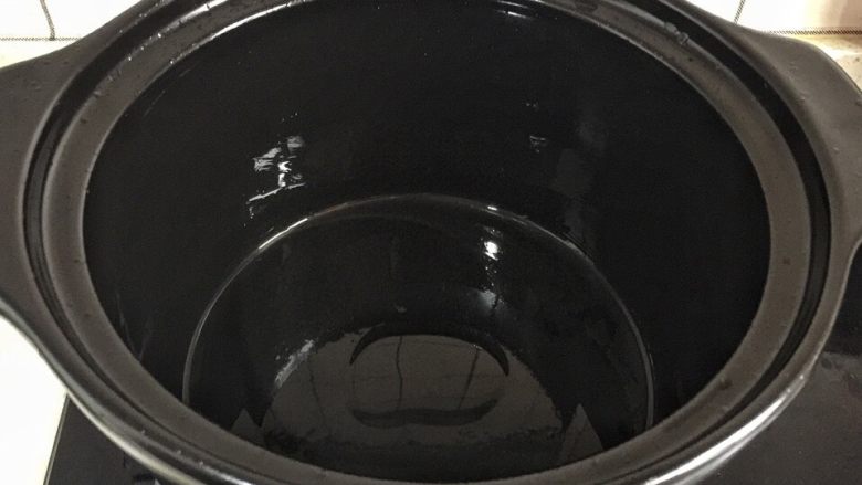 腊肠煲仔饭,砂锅洗净擦干,锅里刷一层油。