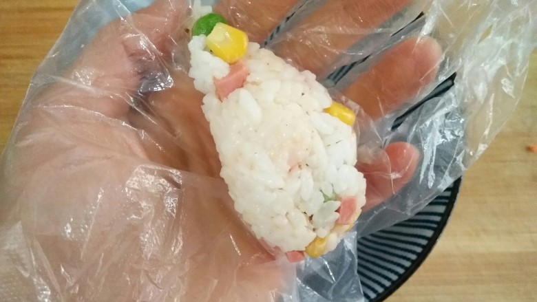 泰迪饭团,再取适量米饭做两个泰迪耳朵的形状。