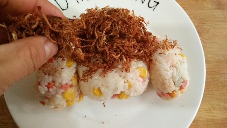泰迪饭团,在饭团外面均匀粘上一层肉松。(肉松是囡姐自己做的,方法在菜谱中,有需要的同学自己翻菜谱收藏吧。)