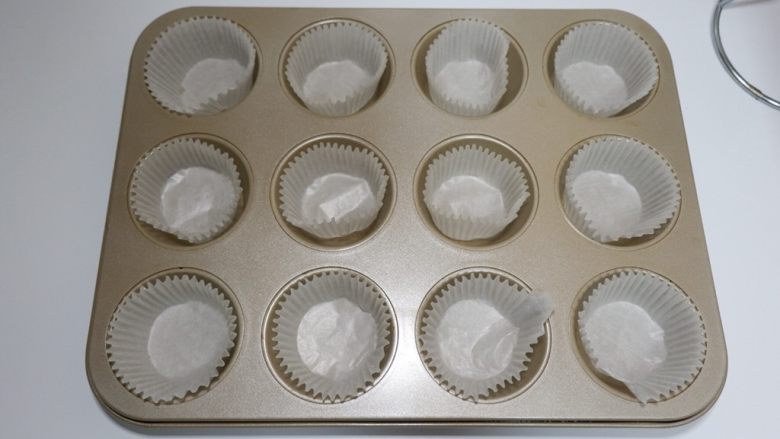 卡通狮子麦芬蛋糕,模具铺上纸托备用。
此方能做5CM纸托12个。