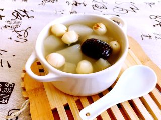 冰糖雪梨莲子羹