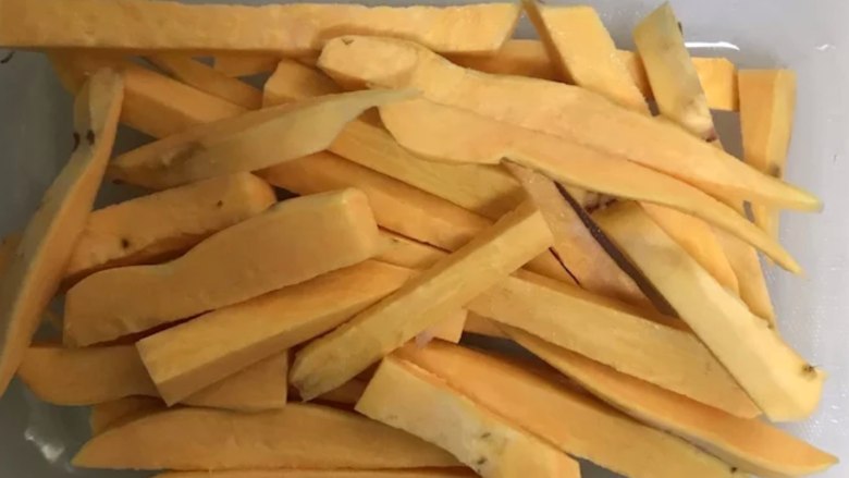 迪士尼莎莉鸡草莓大福,我用了红薯泥,你也可以用其他的
比如豆沙,紫薯泥,芋泥,你觉得好吃就可以。