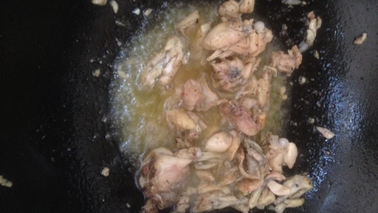 洋葱牛蛙,炒制八分熟