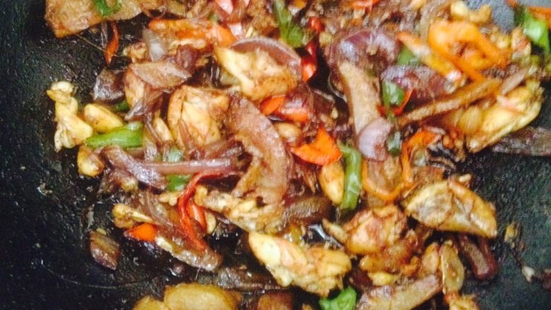 洋葱牛蛙,辣椒，<a style='color:red;display:inline-block;' href='/shicai/ 29'>洋葱</a>一起炒熟即可