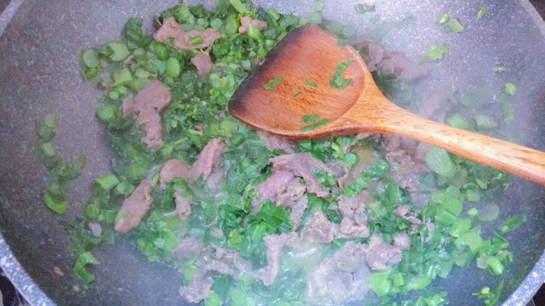 潮汕芥蓝牛肉炒粿条(湿炒牛河),打开锅盖,锅内还剩一半水的时候倒入牛肉,翻炒至牛肉全熟