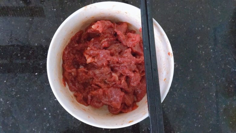 潮汕芥蓝牛肉炒粿条(湿炒牛河),搅拌均匀腌制半小时左右