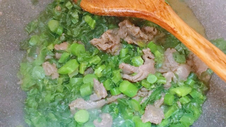 潮汕芥蓝牛肉炒粿条(湿炒牛河),盛出两人份的量,锅内留一人份的量就好