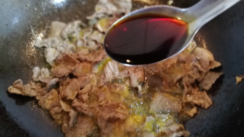 农家小炒の小毛葱炒肉,接着放入一勺<a style='color:red;display:inline-block;' href='/shicai/ 692'>酱油</a>,炒几下。
