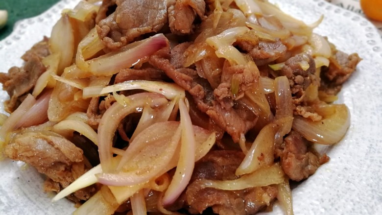 农家小炒の小毛葱炒肉,成品装盘。小毛葱炒之后就没有那股辛辣味了,微甜清脆。 2018.1.28制作