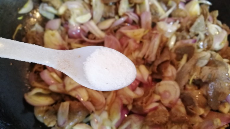 农家小炒の小毛葱炒肉,放一小勺盐,
