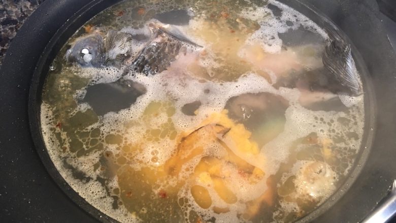 海鲜汤意面,鲫鱼煎一下两面,加入煮虾的水熬成鱼汤,记得鱼要煎过,加入的水要是开水,这样鱼汤才会变奶白色。(我今天用在这一个面里的🦐只吃10只左右,但是要工作的家庭妇女,还要考虑一个礼拜左右的菜,所以我买了一斤虾,焯好剥好壳放冷藏平時可以隨便制作其他美食,而今天,也刚好不会浪费这个虾汤,可鲜了)