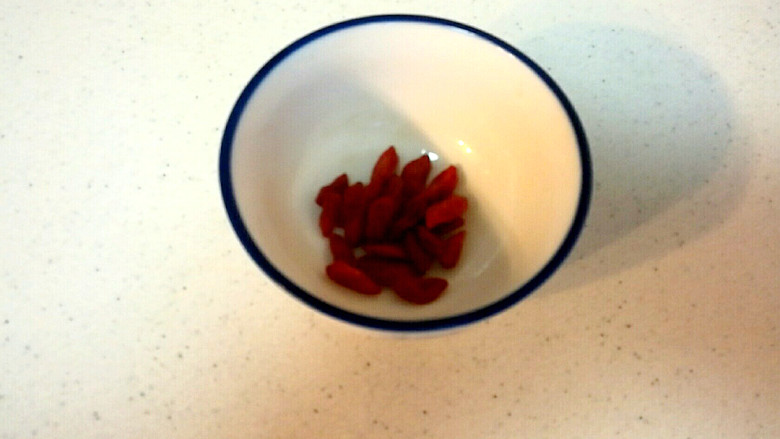 清蒸鲈鱼,准备<a style='color:red;display:inline-block;' href='/shicai/ 673'>枸杞</a>。