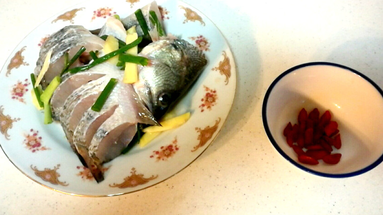 清蒸鲈鱼,切好的鱼，放葱，姜，<a style='color:red;display:inline-block;' href='/shicai/ 718'>料酒</a>，盐，<a style='color:red;display:inline-block;' href='/shicai/ 720'>胡椒粉</a>，腌制半小时。