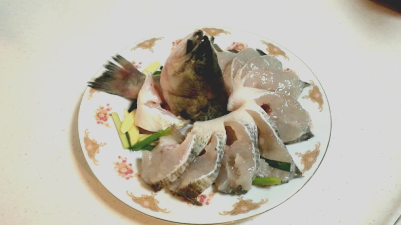 清蒸鲈鱼,半小时后,放入盘中。