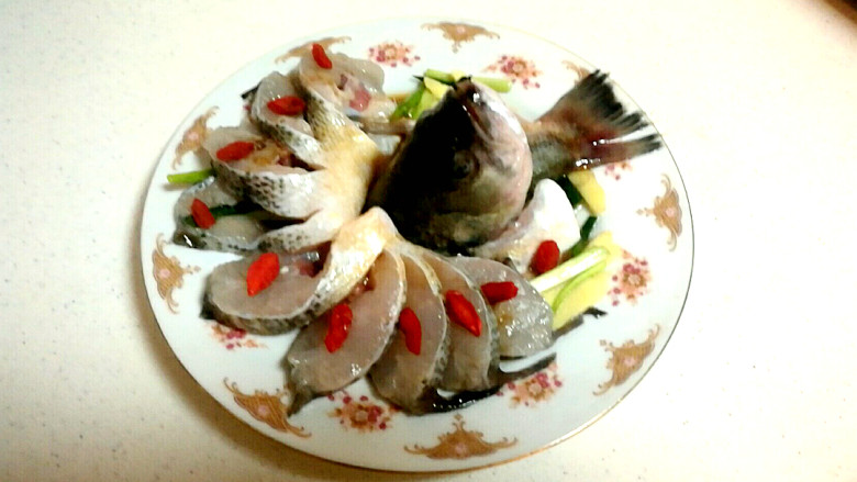 清蒸鲈鱼,放上枸杞。