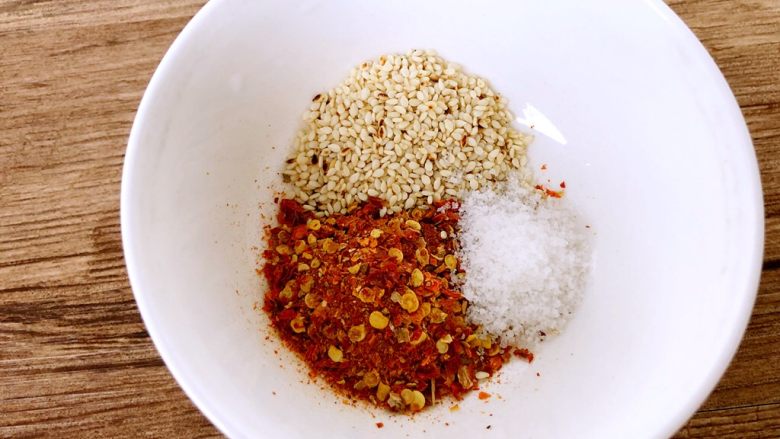 麻辣金针菇,辣椒油的做法,取一小碗,加入辣椒粉,白芝麻,盐巴