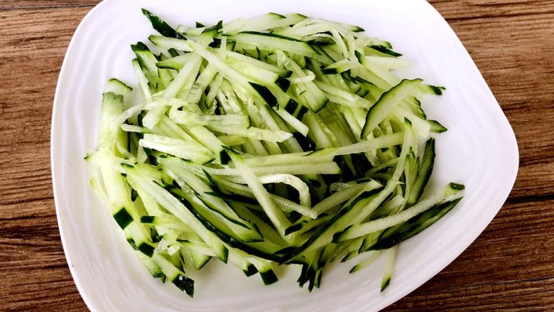 麻辣金针菇,黄瓜切丝