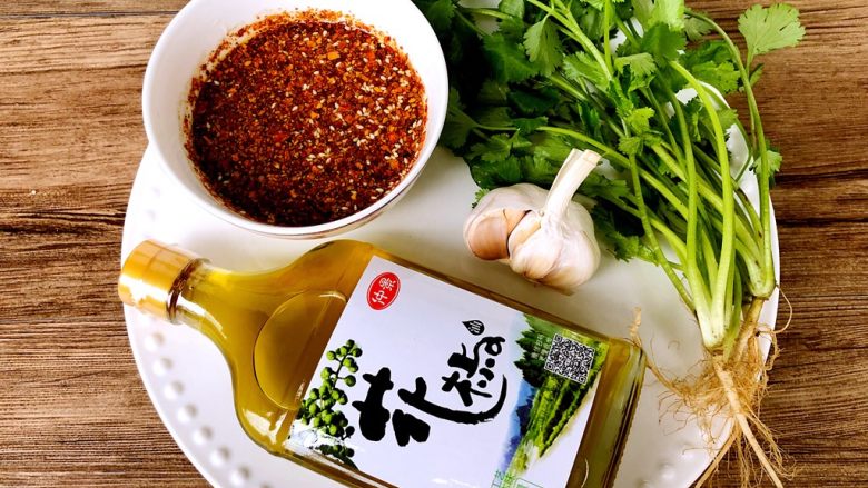 麻辣金针菇,配料：仲景花椒油，<a style='color:red;display:inline-block;' href='/shicai/ 89593'>自制辣椒油</a>，<a style='color:red;display:inline-block;' href='/shicai/ 2795'>蒜头</a>，<a style='color:red;display:inline-block;' href='/shicai/ 131'>香菜</a>，（还有<a style='color:red;display:inline-block;' href='/shicai/ 788'>生抽</a>，<a style='color:red;display:inline-block;' href='/shicai/ 768'>香醋</a>，<a style='color:red;display:inline-block;' href='/shicai/ 3729'>白糖</a>，<a style='color:red;display:inline-block;' href='/shicai/ 3738'>芝麻油</a>就不一一展示了）