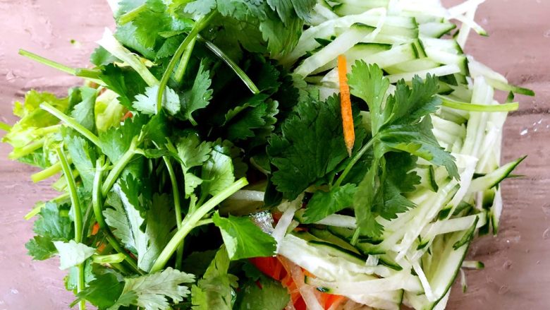 麻辣金针菇,加入香菜